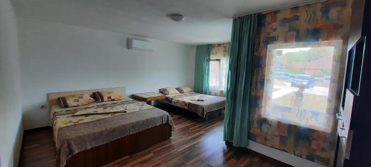 Telteu Florian Hotel Dubova Buitenkant foto